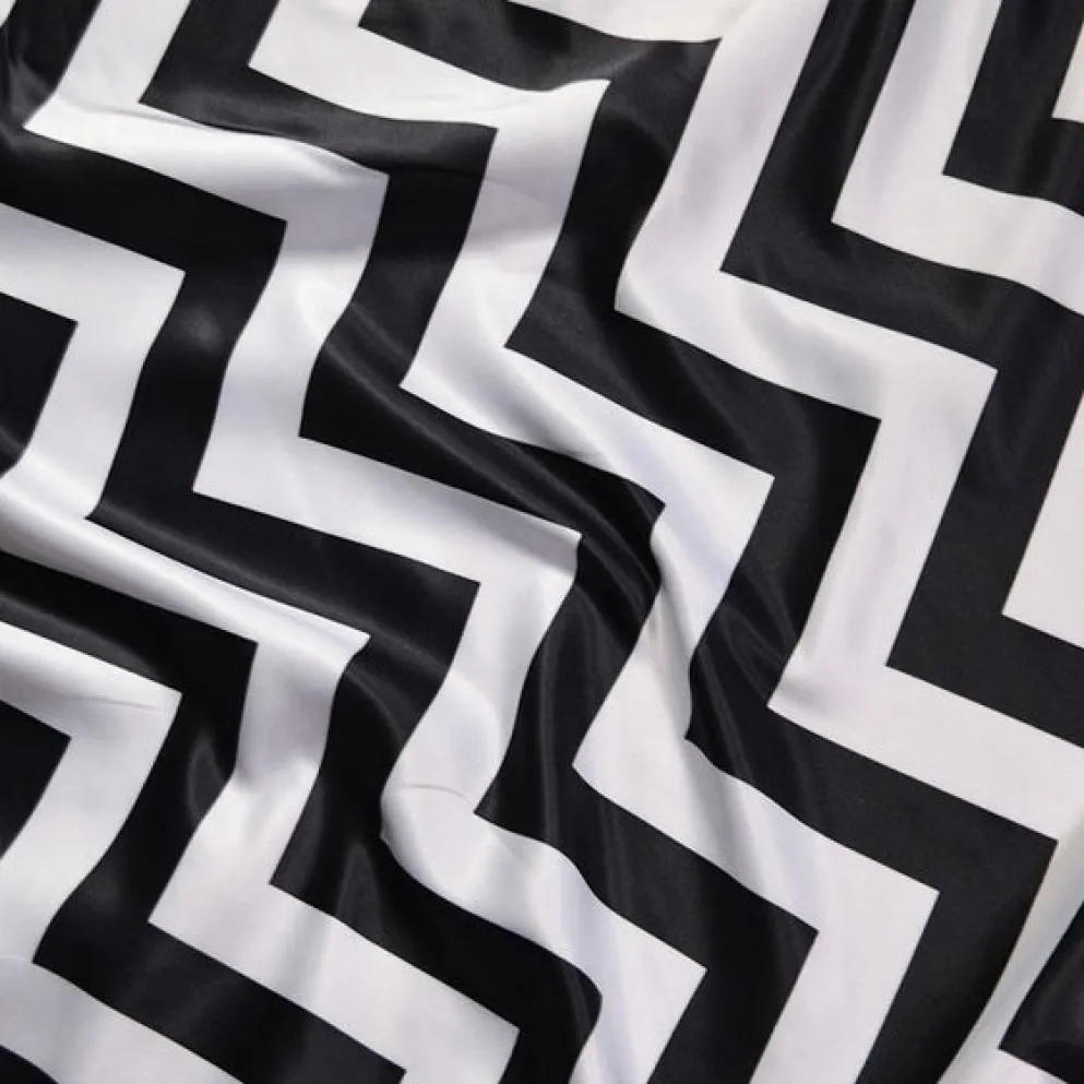 Chevron Print (Lamour) Table Runner in Black and White