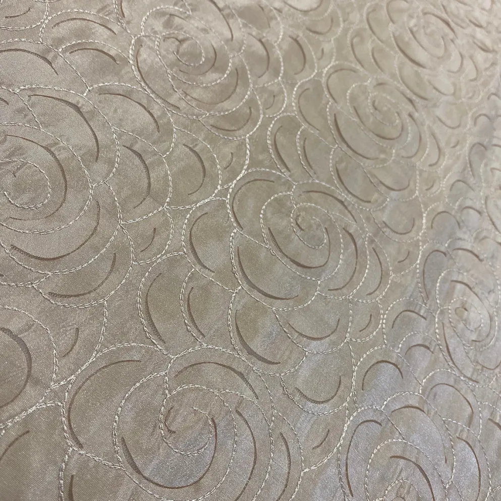 Flora Rose Table Runner in Champagne