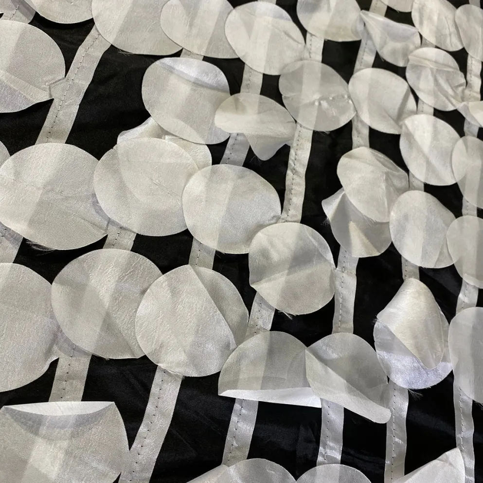 Funzie (Circle Hanging) Taffeta Table Runner in White and Black