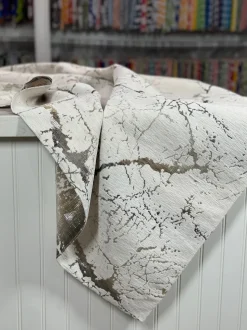 Marble Jacquard Table Linen in Silver
