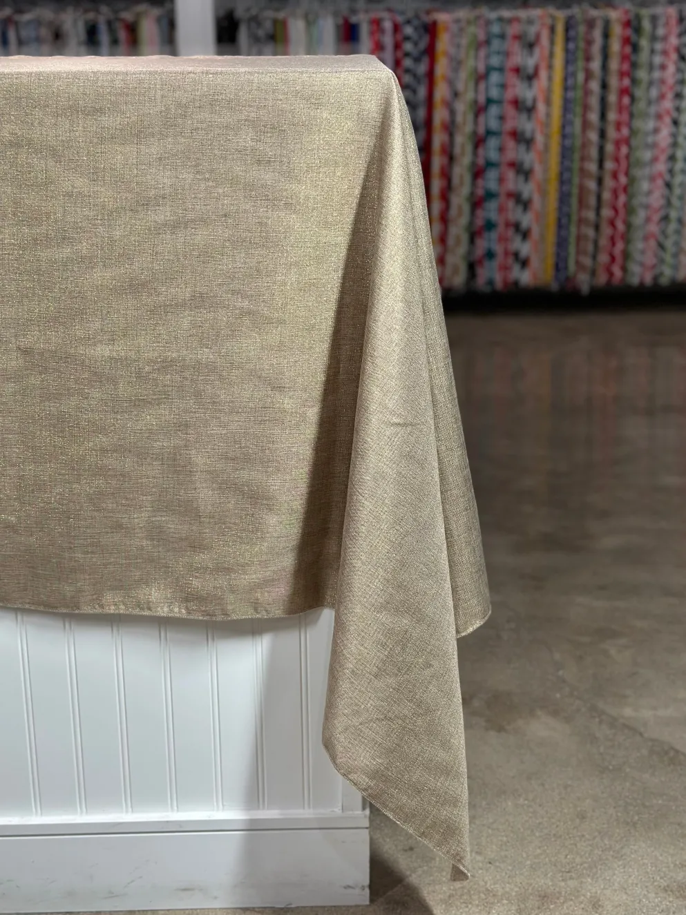Metallic Burlap Table Linen in Champagne/Gold